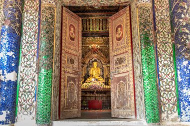 Lampang, Tayland - Sep 04, 2019: Sri Chum Tapınağı içindeki Buda resmi eski bir Burma mimarisidir. Seçici odak.