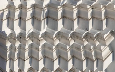 Güneş ışığı antik stupanın dışından geçiyor. Özet çizgileri olan soyut geometrik desen, boşluğu kopyala.