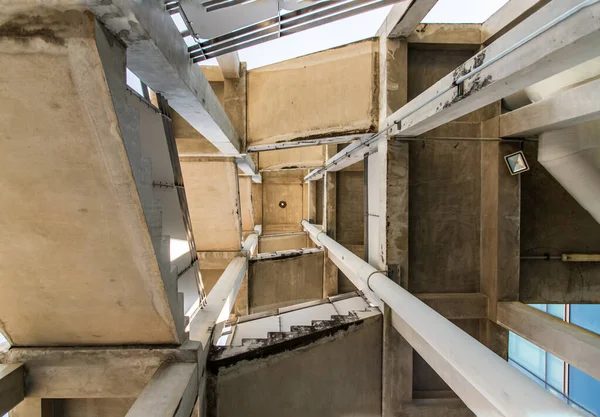 Olhando Para Escada Emergência Incêndio Parte Trás Edifício Concreto Alto — Fotografia de Stock