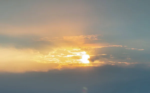 Beau Ciel Coucher Soleil Dessus Des Nuages Avec Une Lumière — Photo