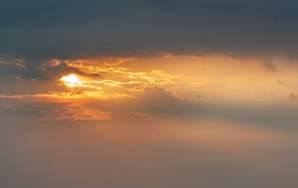 Beau Ciel Coucher Soleil Dessus Des Nuages Avec Une Lumière — Photo