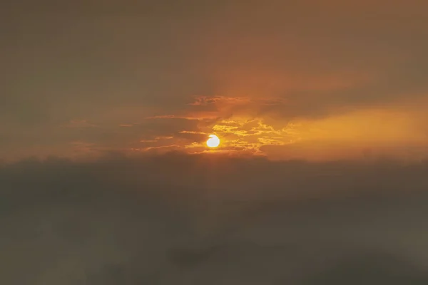 Vacker Solnedgång Himmel Ovanför Moln Med Dramatiskt Ljus Vacker Flammande — Stockfoto