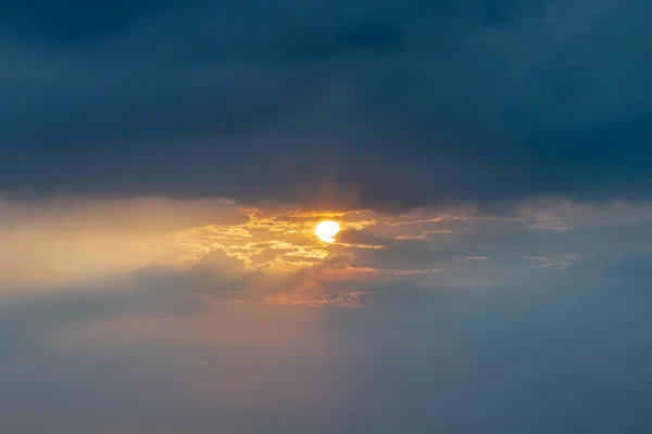 Schöner Sonnenuntergang Himmel Über Wolken Mit Dramatischem Licht Schöne Lodernde — Stockfoto