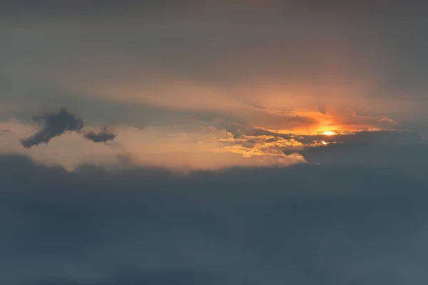 劇的な光 美しい燃えるような夕日の風景 ホライゾンと雲の上に美しい夕日の空 暖かい色 コピースペース — ストック写真
