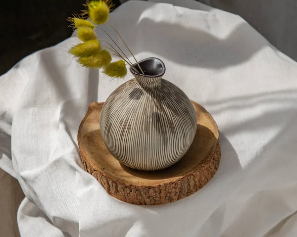 在木制木板上的手工瓷瓶中烘干的花朵 家居装饰 文字空间 — 图库照片