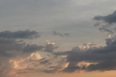 Gün batımından sonra. Güzel bir akşam mavisi gökyüzü, doğal arka plan, ilham verici bir kavram, karanlık ton, kopyalama uzayı. Tam olarak odaklanamıyorum..