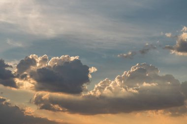 Güneşin parlayan ışığıyla bulutlu, güzel gökyüzü. Bulutun yumuşaklığı bir rahatlama hissi yaratır. Boşluğu kopyala.