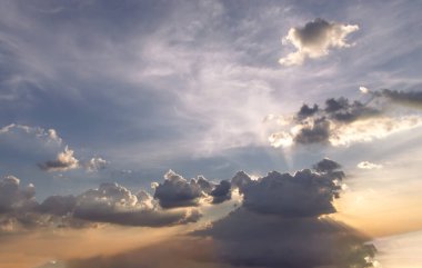 Güneşin parlayan ışığıyla bulutlu, güzel gökyüzü. Bulutun yumuşaklığı bir rahatlama hissi yaratır. Boşluğu kopyala.