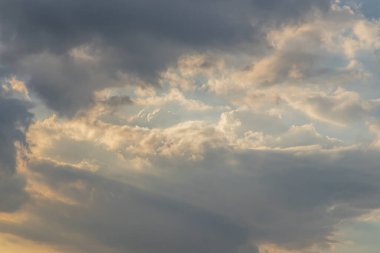 Güneşin parlayan ışığıyla bulutlu, güzel gökyüzü. Bulutun yumuşaklığı bir rahatlama hissi yaratır. Boşluğu kopyala.