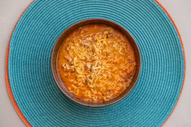 Baharatlı Tom yumurtalı erişte ve kıyma kasesi. Tayland erişte çorbası, seçici odaklanma..