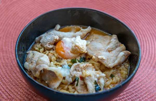 Ferva Macarrão Ovo Com Carne Porco Ovo Frito Legumes Sopas — Fotografia de Stock