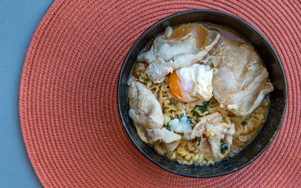 Hervir Los Fideos Huevo Con Cerdo Huevo Frito Verduras Sopas — Foto de Stock