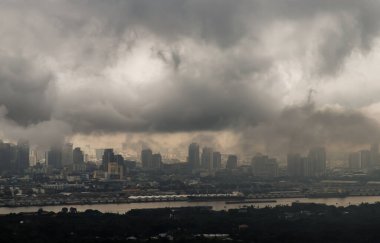 Bangkok, Tayland - 16 Ekim 2020: Öğleden sonra 2.5 ya da ağır sis sabah Bangkok binasını kapladı. Yoğun bulut altında hava kirliliği var. Tam olarak odaklanamıyorum..