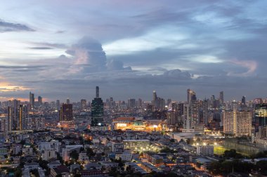 Bangkok, Tayland - 01 Ekim 2020: Bangkok şehir merkezi şehir merkezi geceleri parlayan ışıklarla şehre modern bir tarz kazandırıyor. Tam olarak odaklanamıyorum..