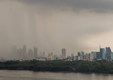Bangkok, Tayland - Ekim 03, 2020: 2.5 ya da ağır sis sabah Bangkok binasını kapladı. Yoğun bulut altında hava kirliliği var. Tam olarak odaklanamıyorum..