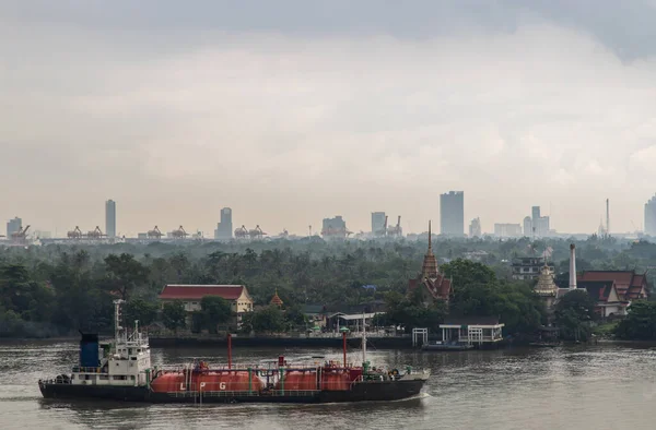 バンコク 2020年10月3日 チャオプラヤ川とバンクラチャオノック寺院桟橋の前を航行するガスLpgタンカー フォーカスとぼかし — ストック写真