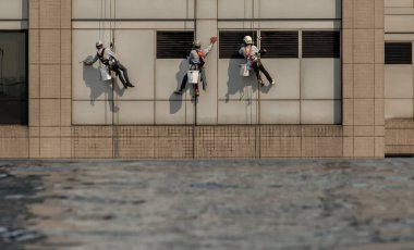 Yüksek katlı ofis binasının pencerelerini temizleyen bir grup işçi yüzme havuzunun yansımasıyla. Seçici odak.