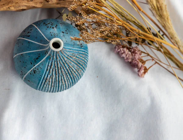 Красива Маленька Синя Керамічна Ваза Сухі Квіти Тлі Білої Тканини — стокове фото