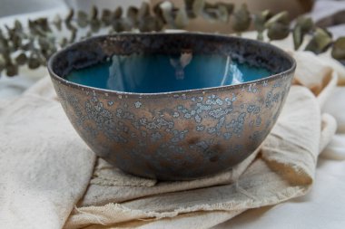 Calico 'da kurutulmuş çiçeklerle seramik kasesi. Güzel düzenleme.