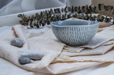 Calico 'da kurutulmuş çiçeklerle seramik kasesi. Güzel düzenleme.