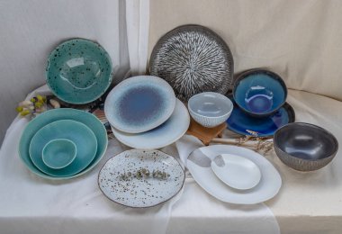 Calico 'da farklı seramik tabaklar ve bowling. Seramik sofra takımı, Güzel düzenleme.
