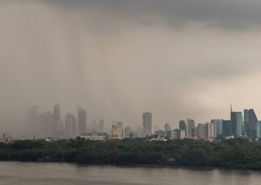 Bangkok, Tayland - Ekim 03, 2020: 2.5 ya da ağır sis sabah Bangkok binasını kapladı. Yoğun bulut altında hava kirliliği var. Tam olarak odaklanamıyorum..