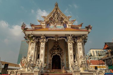 Bangkok, Tayland. Şubat - 08, 2020: Wat Pariwas 'ın Budizm etrafında Budizm hakkında Stucco figürü. Paris tapınağı Bangkok, Tayland 'da harika ve güzel bir tapınaktır. Seçici odak.