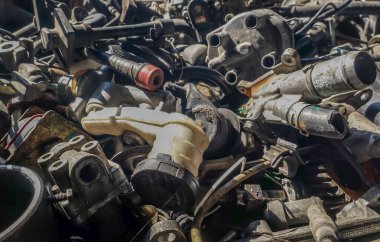 İkinci el araba motorları ve aksesuarları tamirhanenin önünde. Seçici odak.