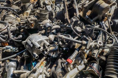 İkinci el araba motorları ve aksesuarları tamirhanenin önünde. Seçici odak.