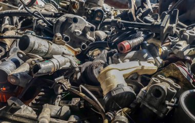 İkinci el araba motorları ve aksesuarları tamirhanenin önünde. Seçici odak.
