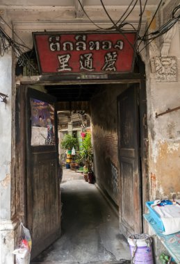 Bangkok, Tayland - 14 Ocak 2015 Eski ahşap köydeki dar sokağın eski duvarında parlayan ışık. Tam olarak odaklanamıyorum..