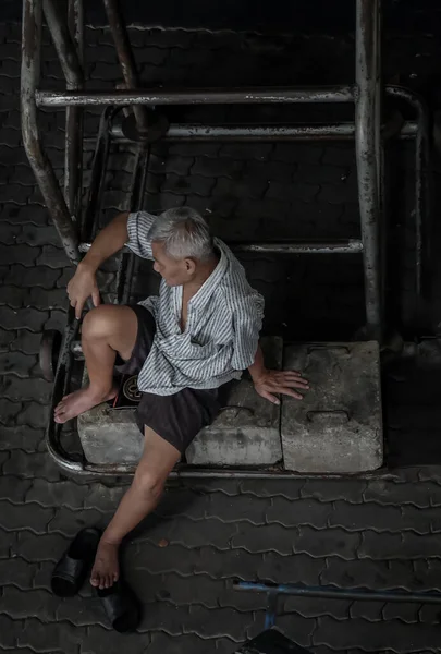 Bangkok Thailand Juli 2019 Senior Man Zitten Ontspan Onder Basketbal — Stockfoto