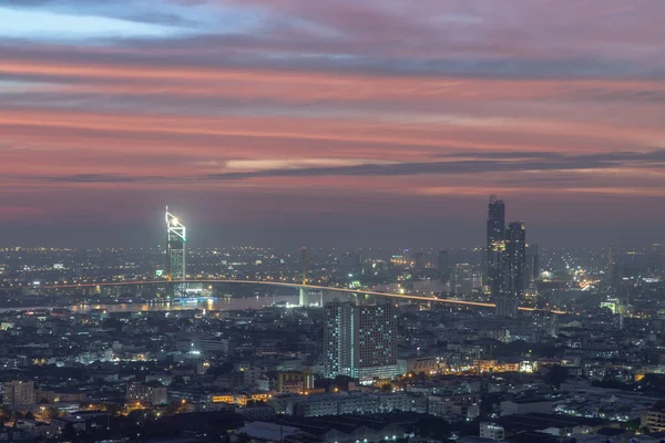 2020年12月23日 俯瞰曼谷城市摩天大楼和大桥的空中景观在暮色中闪烁着明亮的灯光 没有重点 特别是 — 图库照片
