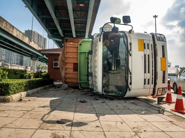 Camion Transportant Conteneur Renversé Sur Une Route Sous Pont Dessus — Photo