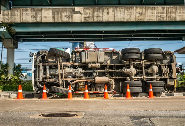 Vue Sous Camion Transportant Conteneur Renversé Sur Une Route Sous — Photo