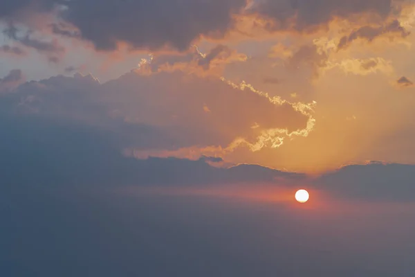 太陽の光が差し込む曇り空 雲の柔らかさがリラックス感を生み出します コピースペース — ストック写真