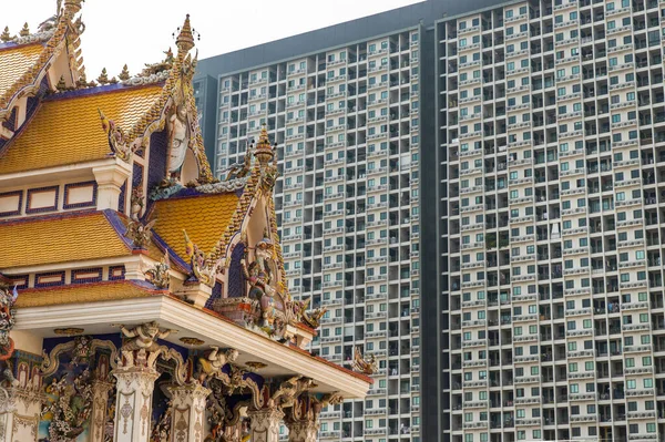 Вид Буддистского Искушения Современного Здания Кондоминиума Которые Прекрасно Сосуществуют Бангкоке — стоковое фото