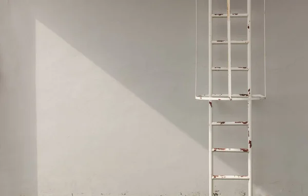 Escada Incêndio Metal Branco Presa Uma Parede Que Leva Telhado — Fotografia de Stock