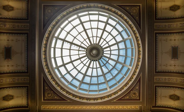 ロンドン イギリス 4月20 2019 光が通り過ぎるナショナルギャラリーのメインロビー内の高い天井のガラスドームはトラファルガー広場の美術館です 選択的焦点 — ストック写真