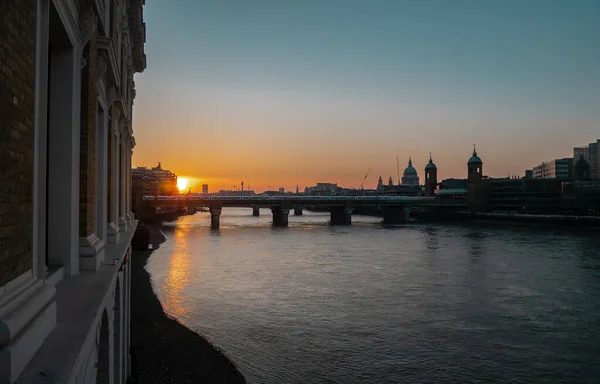 テムズ川の背景に太陽が沈むロンドンのスカイラインのシルエット 日没のロンドンの景色 旅行や建築のコンセプト 選択的焦点 — ストック写真