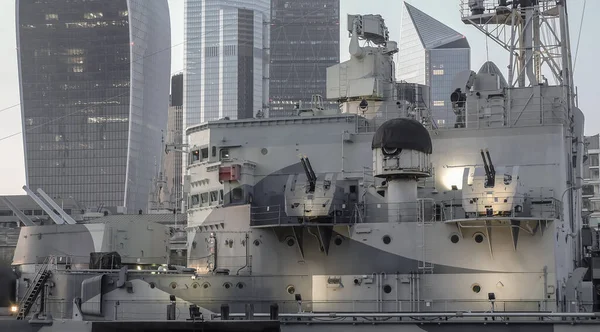 2019年4月20日 第二次世界大戦中に戦闘を経験し 現在はロンドンの中心部にあるテムズ川に係留されている引退したイギリス海軍軽巡洋艦またはHmsベルファストの閉鎖 特に焦点がない — ストック写真