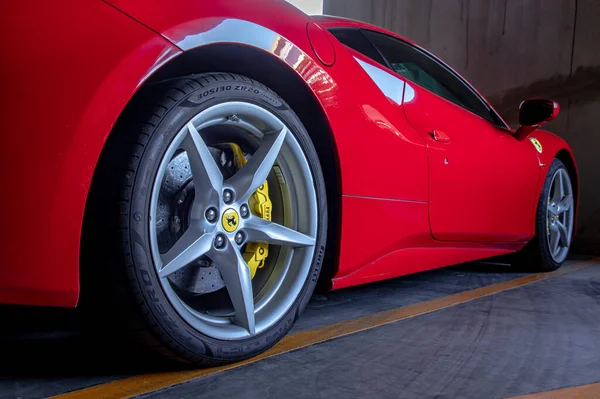 Bangkok Tajlandia Sty 2021 Zbliżenie Koła Czerwonego Ferrari Sports Car — Zdjęcie stockowe