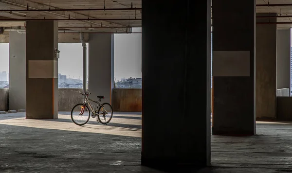 Luz Sombra Noite Passam Pelos Pilares Pela Bicicleta Montanha Estacionamento — Fotografia de Stock
