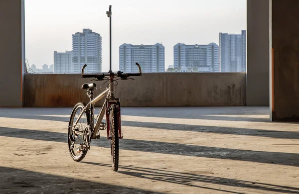 Light Shadow Evening Pass Pillars Mountain Bike Empty Parking Lot — Stock Photo, Image