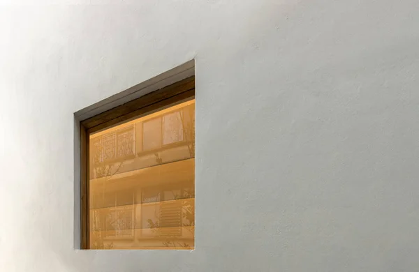Pencere Evi Beyaz Duvarlardaki Cam Pencereye Yansıyor Seçici Odak — Stok fotoğraf