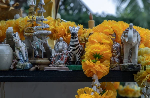 Thai Dancing Dolls Zebra Doll Marigold Flower Garlands Thao Maha — Stock Photo, Image