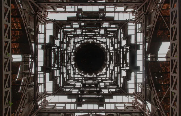 Patrząc Sufity Kopuły Otwory Wentylacyjne Odbiór Światła Wewnątrz Architektury Opuszczonego — Zdjęcie stockowe