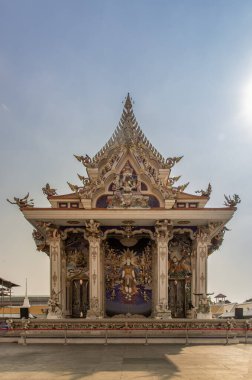 Bangkok, Tayland. Şubat - 08, 2020: Wat Pariwas 'ın Budizm etrafında Budizm hakkında Stucco figürü. Paris tapınağı Bangkok, Tayland 'da harika ve güzel bir tapınaktır. Tam olarak odaklanamıyorum..