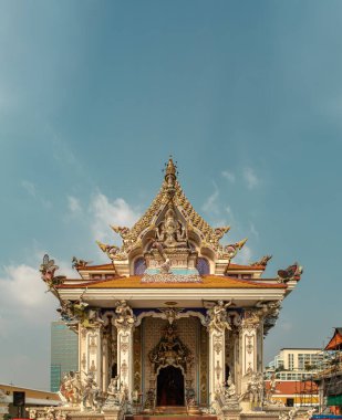 Bangkok, Tayland. Şubat - 08, 2020: Wat Pariwas 'ın Budizm etrafında Budizm hakkında Stucco figürü. Paris tapınağı Bangkok, Tayland 'da harika ve güzel bir tapınaktır. Seçici odak.