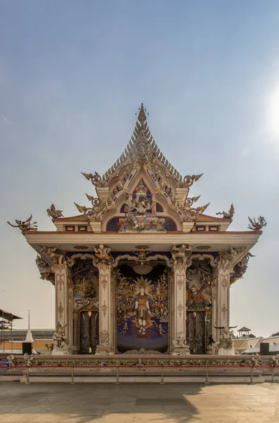 Bangkok, Tayland. Şubat - 08, 2020: Wat Pariwas 'ın Budizm etrafında Budizm hakkında Stucco figürü. Paris tapınağı Bangkok, Tayland 'da harika ve güzel bir tapınaktır. Tam olarak odaklanamıyorum..